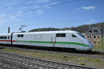 Kopf des ICE-Triebzuges 402 004  Bielefeld , welcher hier gerade Ende April 2021 das Ferngleis in Wuppertal-Unterbarmen befährt.