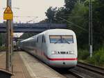 402 013 (NAUEN) als ICE von Köln nach Ostseebad Binz in Dedensen=Gümmer, 25.07.2023