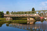 Am Sommermorgen des 17.6.25 überquert der ICE 2 Br 402, als ICE 533 die Weserbrücke Bremen.
