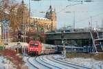 DB 101 132-9 mit DB ICE 402 022 in Wuppertal, Januar 2026.
