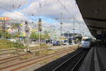 Blick am 12.10.2026 auf die Bahnstieg 6 und 5 in Bielefeld Hbf. Am Bahnsteig 4 steht der DB 808 043-4  Bautzen/Budy�in  als ICE 640 von Berlin Hbf nach Essen Hbf.