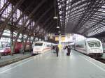 Kleines Zugtreffen in Kln Hbf:   Links: Thalys nach Paris Nord  Mitte: ICE2 aus Berlin Ostbahnhof nach Bonn Hbf  Rechts: Ehemaliger Metropolitan als IC 1819 nach Stuttgart Hbf.