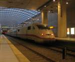 Am Abend des 04.11.2007 steht dieser 402 als ICE 945 nach Berlin Ostbahnhof in Kln/Bonn Flughafen.