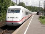Ein ICE 2 durchfhrt Kln Sd in Richtung Kln Hbf am 14.07.2008.