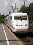 Ein ICE 2 Triebkopf schiebt seinen Zug in Richtung Kln Hbf durch Kln Sd am 14.07.2008.