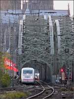 Whrend eine ICE 2 Einheit die Hohenzollernbrcke fast berquert hat, folgt ihr schon eine ICE 3 Einheit auf dem Fue.