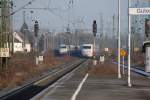 Familientreffen am Sylvestertag: Die ICE Traktion Bonn/Stendal trifft im Gtersloher Bahnhof auf Traktion Lutherstadt Wittenberg/ Chemnitz. Beide fahren auf der Linie Kln-Berlin.