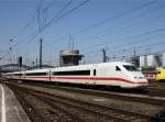 Ein ICE 2 am 13.04.2009 bei der Einfahrt in den Mnchner Hbf.