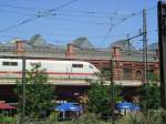 ICE-2 bei der Durchfahrt Berlin/Hackescher Markt im Juli 2004
