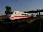 Der ICE mit dem Namen Cottbus gleitet in den letzten Sonnenstrahlen des 24.6.05 ber die Strecke...so scheint es fast, doch ist es gerade erst 18:15 Uhr als er hier durch Drakenburg an der Strecke