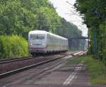 Das schne am Norden ist, das man heute schon sieht, wer morgen zu Besuch kommt :) Ein ICE der zweiten Generation schiet in Richtung Norden ber die laaaaange gerade durch Radbruch. Aufgenommen am 06.07.2010.