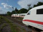 402 046 steht am 14.8.2010 in Hannover Hbf, whrend dahinter ein weiterer ICE 2 Zug den Bahnhof verlsst.