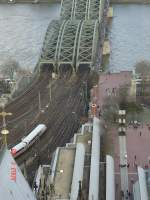 Ein ICE 2 erhlt ausfahrt nach Berlin in Kln.