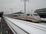 Am 7. Januar 2009 steht 402 038-4 „Saarbrcken“ im verschneiten Essen bereit zur Weiterfahrt nach Berlin Hbf.