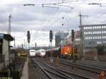 Auf der Strecke zwischen dem Bahnhof Frankfurt am Main-Niederrad und dem alten Bahnhof begegneten sich am 02.04.2006 (von links nach rechts) 402 029, 406 007 sich entfernend und die Lok 21 der Firma Nowu-Trans im Bauzugeinsatz mit einem Schotterwagenzug. Aufgrund der starken Bewlkung mit heftigem Regen war das Licht nicht besonders gut zum Fotografieren. Gut, da die ICE's wei sind, die  Weiwrste  heben sich an so einem grauen Tag wenigstens optisch gut ab.   