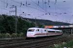 Ein ICE II aus Berlin Hbf, legt sich mit voller Fahrt, in die
Kurve Ri Hagen Hbf. Obendrber, tglicher Stau auf der A1 Ri.Bremen
HA-Hengstey, Juni 2006