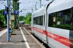 ICE  Ulm  (402 033-5) fhrt auf Gleis 2 in den Hbf Bonn ein und BR 460 im Hintergrund verabschiedet sich in Richtung Kln - 02.06.2012