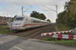 Am Bahnhbergang in Gubberath ist am Sonntagmorgen der 402 029-3 Templin auf dem Weg nach Mnchengladbach. Von dort fhrt er wie jeden Sonntagmittag nach Berlin Ostbahnhof. 7.10.2012