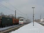 Ein auf Gleis 1 stehender Gterzug lies sich am 8.2.13 von einem ICE nach Mnchen Hbf berholen.