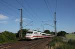 Hochwasserumleiter auf der KBS 310: 402/808 026-9 (Lutherstadt Wittenberg) und 402/808 019-4 (Hagen) als ICE 846/856 auf dem Weg von Berlin nach Kln ber Magdeburg und Braunschweig. Fotografiert am 06.07.2013 in Wefensleben. 