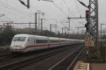 Ein ICE 2 Steuerwagen an der Spitze einer Doppeltraktion bei der Einfahrt in Fulda am 17.10.13.