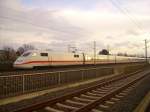 Mein erstes Bild dieses Jahr:  Ein unbenannter (!) ICE2 saust am Nachmittag des 02.01.2007 durchs Gleisdreieck (das eigentlich Kreuz heien msste) Hannover-Waldhausen und wird in Krze den