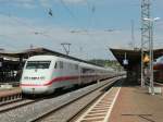 ICE 402 041-8  Bad Hersfeld  durchfährt mit 402 016-0  Dessau  am 31. Juli 2015 den Bahnhof von Ansbach. 