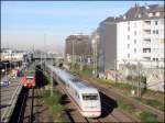 S-Bahn-Haltepunkt Dsseldorf-Wehrhahn am 15.12.2006. Whrend eine S-Bahn gerade hlt, braust ein ICE 2 in Richtung Dsseldorf Hbf vorbei.