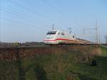 Ein ICE 2 durchfhrt am 24.3.07 Dedensen. Nicht wie gewhnlich auf den vorderen Gleisen sondern auf den Gleisen auf denen sonst nur Gterzge fahren 