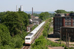 Der auf dem Bild zu sehende ICE 2 hat vor wenigen Minuten Köln-Deutz (tief) in Richtung Norden verlassen.
Wie man sieht war die Strecke zu diesem Zeitpunkt noch eingleisig.
Aufnahmedatum: 13.06.2006