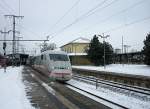 ICE 2 Steuerwagen, bei der Durchfahrt im Lehrte am 17.12.10.