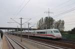808 011-1  Uelzen  und 402 023-6  Schwerin  fahren am 07.10.2014 als ICE 849 durch Wustermark den nächsten Bahnhof Berlin-Spandau entgegen.