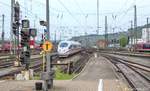 Ein ICE 3 aus Frankfurt (Main) fuhr am 3.5.16 an einer interessanten Signalgruppe vorbei in Würzburg Hbf ein.
