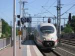 Ein namenloser 403 und 403 034  Offenburg  fahren als ICE 518 nach Dortmund am 30.04.07 auf Gleis 3 in Siegburg/Bonn ein.