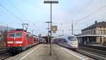 Am 21.11.11 wartete 111 227 mit einem RE nach Frankfurt in Lohr auf Gleis 4, während sie von einem ICE der gleichen Richtung auf Gleis 3 überholt wurde.