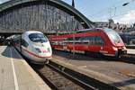 403 053-2  Neu-Ulm  trifft am 4.7.2017 als ICE201 von Köln Hauptbahnhof nach Basel SBB im Kölner Hauptbahnhof auf 442 261-4 als RE9 (RE10969)  Rhein-Sieg-Express  von Köln Hauptbahnhof
