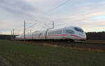 Der als ICE 1008 verkehrende Triebzug der Baureihe 403 fährt am Morgen des 01.02.18 durch Burgkemnitz Richtung Berlin.