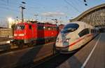 111 158 trifft am 2.7.2017 mit dem RE9 (RE10930)  Rhein-Sieg-Express  von Siegen nach Köln Hauptbahnhof in der Domstadt auf 403 015-1  Singen(Hohentwiel)  als ICE846 von Berlin Ostbahnhof nach