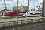 Treffen zweier Stars in Köln: Während 4307 als THA9460 nach Paris Nord auf die Abfahrt wartet, rollt auf dem Nebengleis 403 026 Richtung Hansaring.