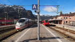 Während RB 5423 in Form von 2442 207 auf die Weiterfahrt nach Seefeld in Tirol am Gleis 2 wartet, wurde am Gleis 3 der ICE 3  Treuchtlingen  als ICE 528 zur Fahrt nach Dortmund bereitgestellt.