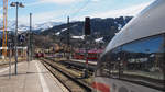 Während am Gleis 3 der ICE 3  Treuchtlingen  als ICE 528 zur Fahrt nach Dortmund wartet, fahren in den Bahnhof Garmisch-Partenkirchen noch ein: links RB 5418 nach München und rechts RB 5520