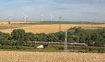 Zwischen den leichten Hügeln Thüringens hindurch, fährt dieser Hochgeschwindigkeitszug der Deutschen Bahn.