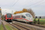 Umleitungsbedingte Zugkreuzung am 01.11.2018 in Möttingen: 440 037 als RB Aalen-München wartet die Durchfahrt eines in Richtung Stuttgart fahrenden ICEs ab. 