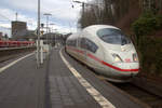 Der ICE3 DB aus Frankfurt am Main nach Brüssel-Süd(B) und kommt aus Richtung Köln und hilt in Aachen-Hbf und fährt dann weiter in Richtung Aachen-Süd. 
Aufgenommen vom Bahnsteig 9 vom Aachen-Hbf.
Bei Sonne und Wolken am Nachmittag vom 2.1.2020.