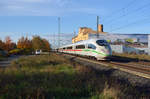 Der als ICE 1008 nach Berlin verkehrende Triebzug der Reihe 403 rollt am Morgen des 27.10.20  vorbei am Claas-Standort Landsberg Richtung Bitterfeld.
