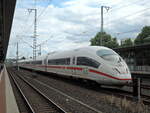 Ein unbekannter 403 durchfährt am 10.06.2022 um 13:39 Uhr den Bahnhof Siegburg/Bonn in Richtung Köln.