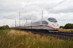 Eine Doppeleinheit der Reihe 403 war am 03.10.22 als ICE 1007 unterwegs von Berlin nach München. Hier passiert das Duo Gräfenhainichen Richtung Halle(S).