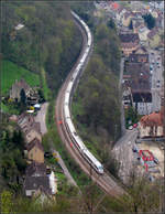 . S-förmig -

Ein ICE 3 kommt auf dem falschen Gleis die Geislinger Steige herunter. 

24.04.2005 (J)
