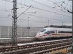 ICE 820 hat einfahrt auf Gleis in Montabaur, nach kurzem aufenthalt geht es mit 300 Km/h weiter nach Frankfurt