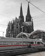   Vor der Kulisse des Kölner Domes fährt der ICE 3  Celle  Tz 361 (BR 403) am 08.03.2015 in den Hauptbahnhof Köln ein.
